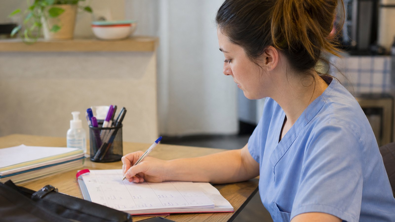 Jeune infirmière qui prépare ses premières tournées en libéral